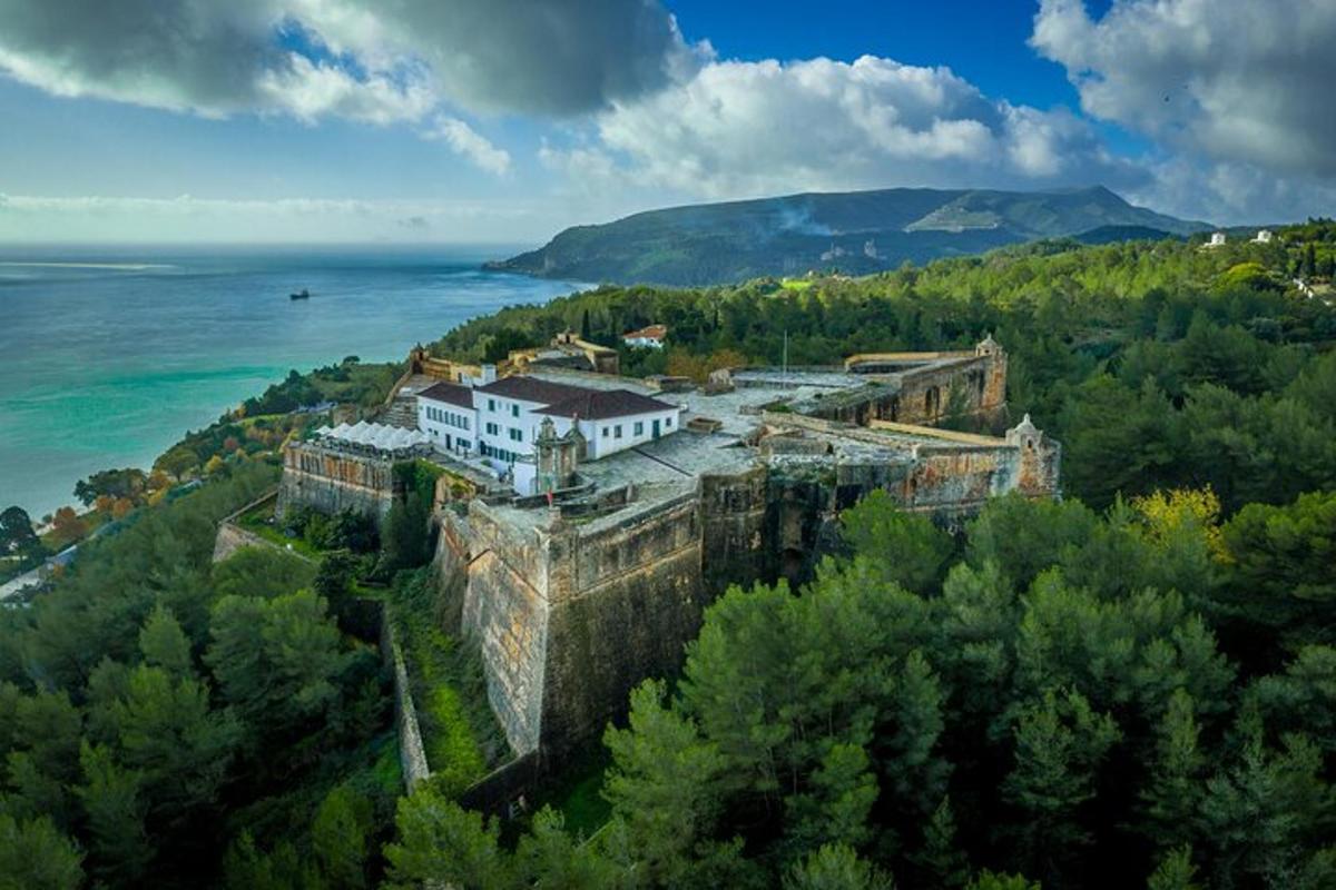 Μια εναέρια άποψη ενός παλιού κτιρίου σε έναν λόφο δίπλα στον ωκεανό