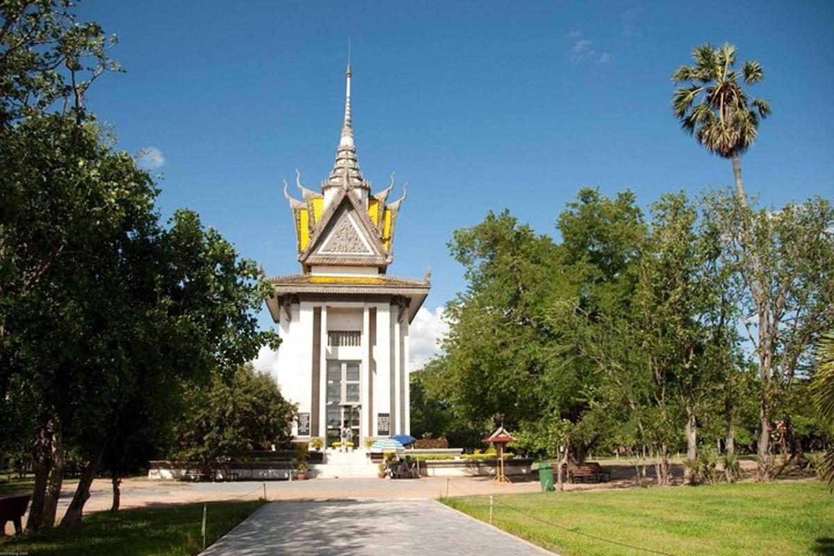 зграда са сат-кулом у парку