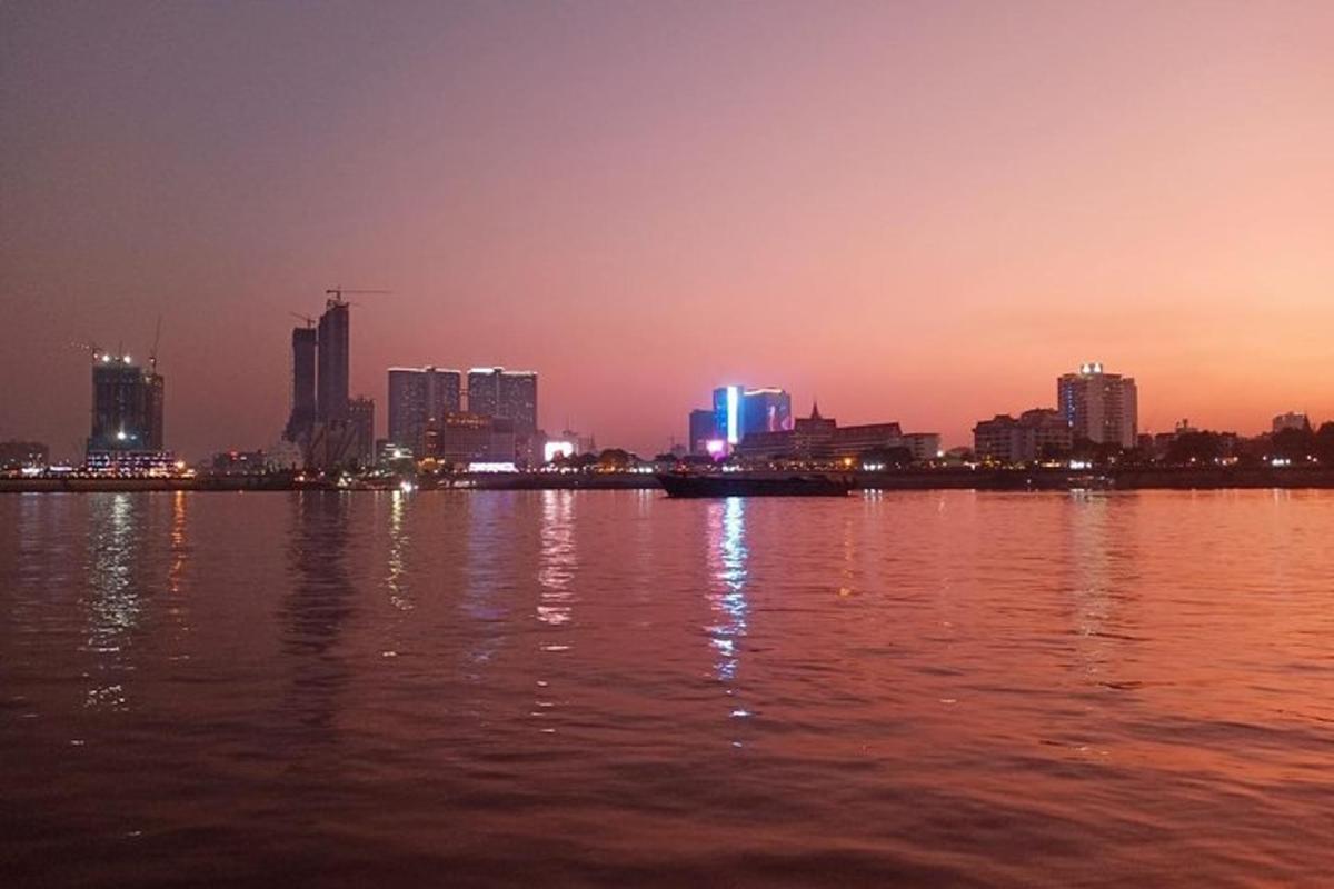 una vista di una città dall'acqua di notte
