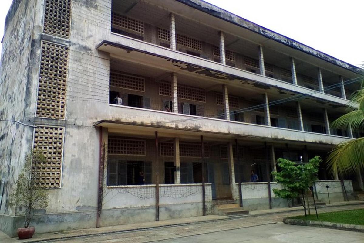 Un edificio antiguo con una palmera delante.