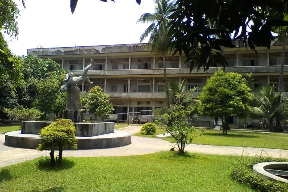 hoone, millel on kuju keset parki