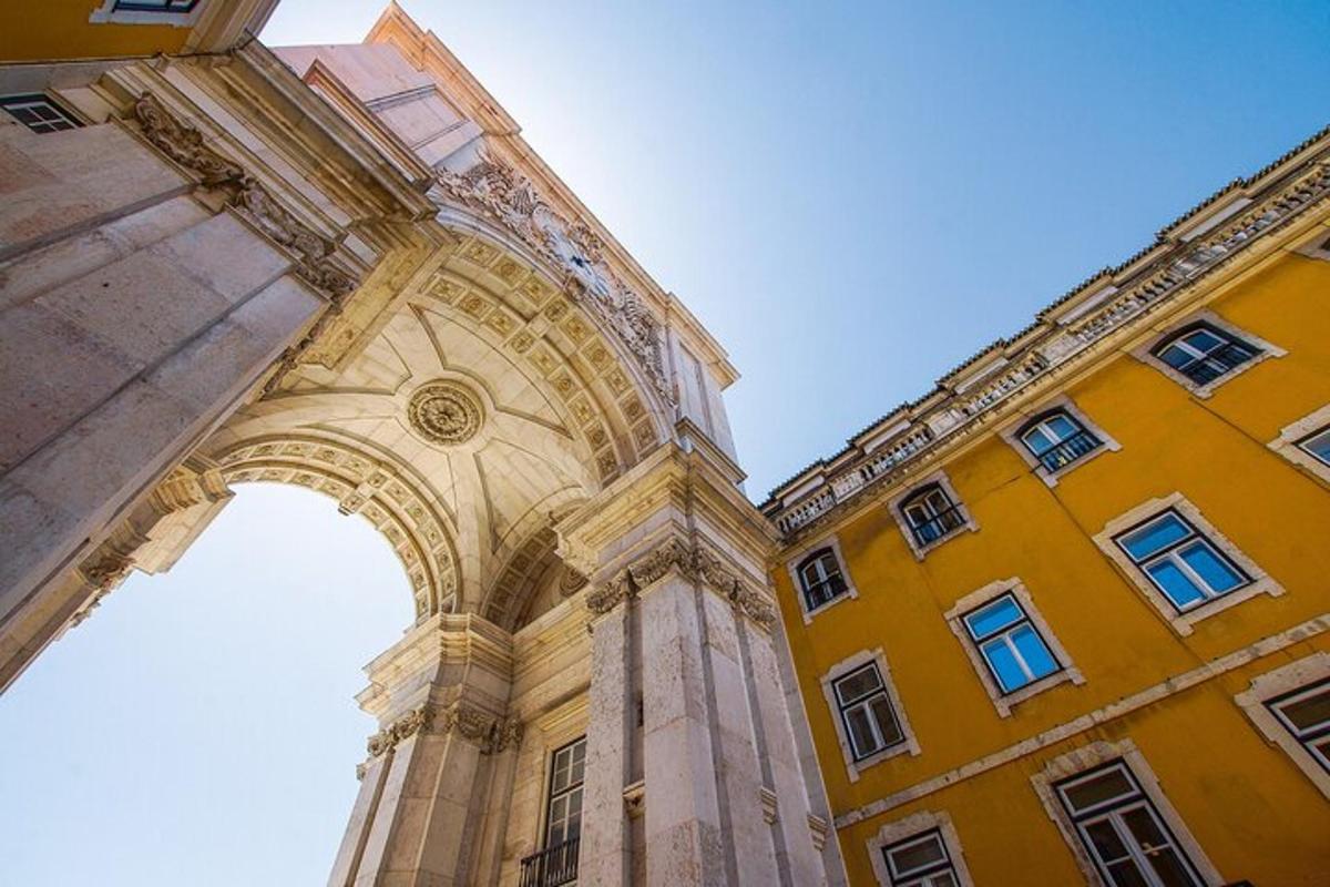 un gran edifici amb un arc al davant