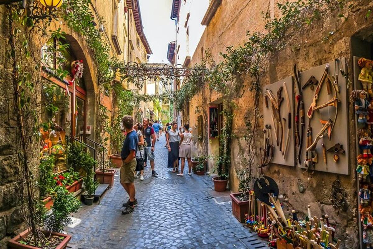 un gruppo di persone che camminano lungo una strada in un vicolo