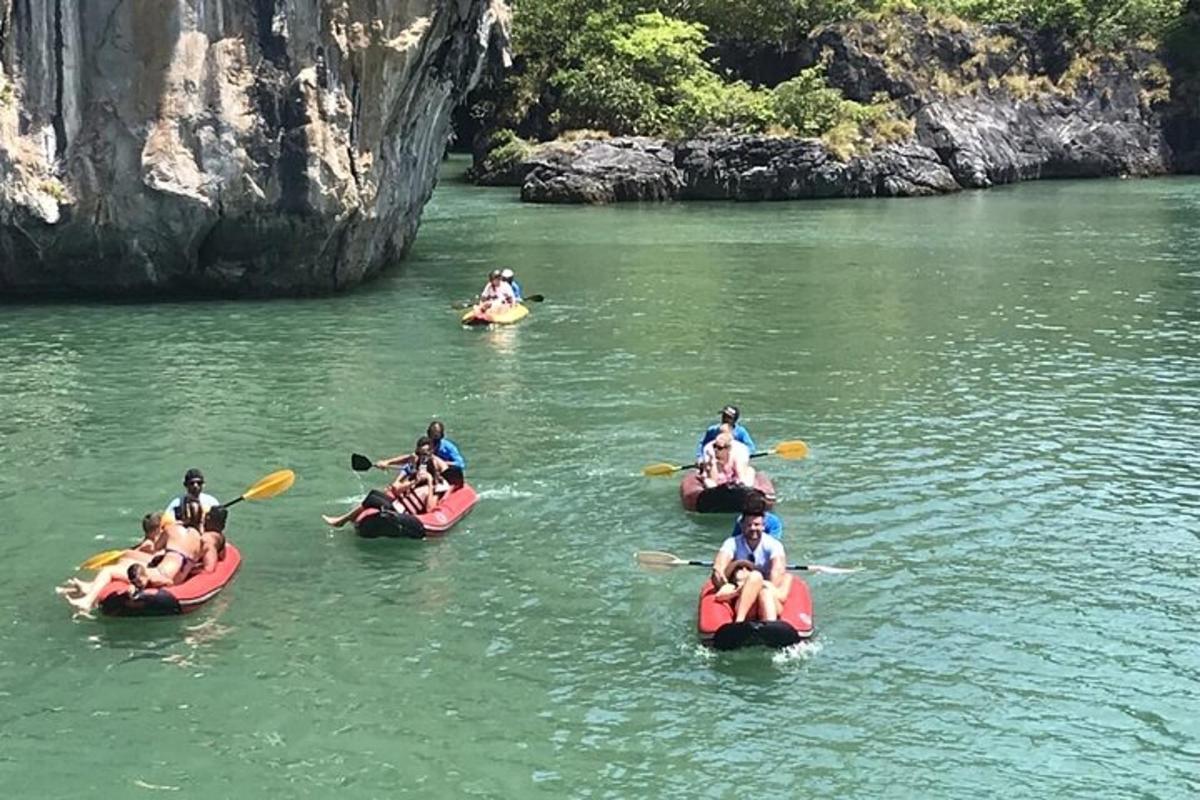 un gruppo di persone in kayak su un fiume