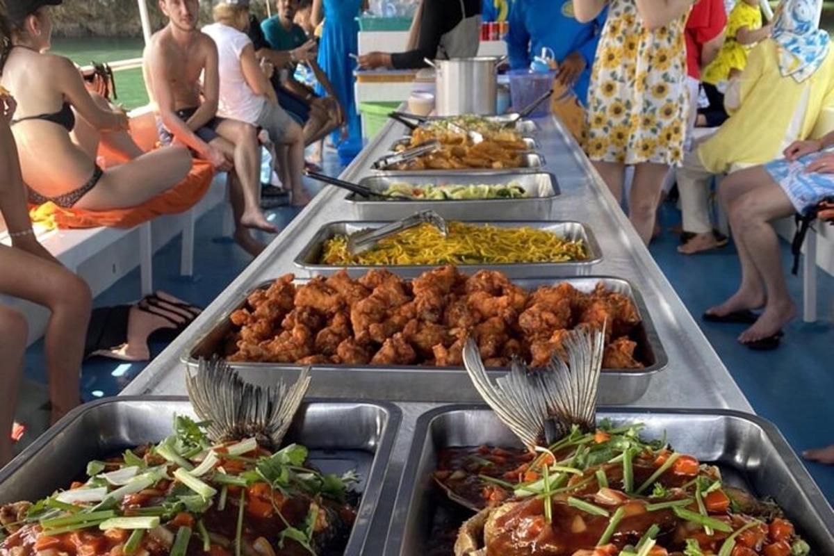 una linea a buffet con molti tipi diversi di cibo