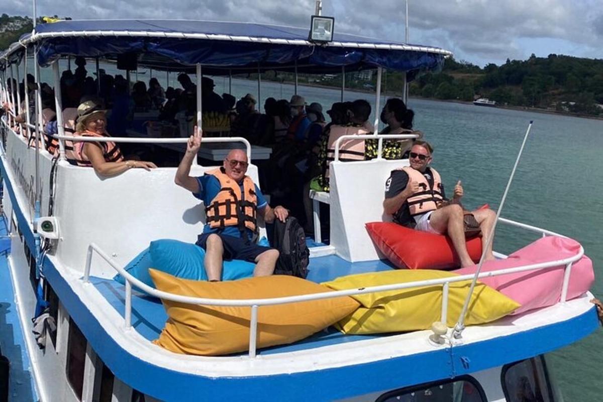 un gruppo di persone sedute su una barca in acqua