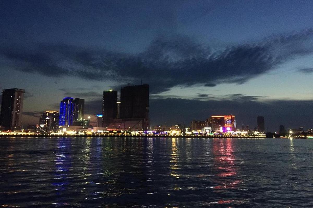 从水上欣赏城市夜景