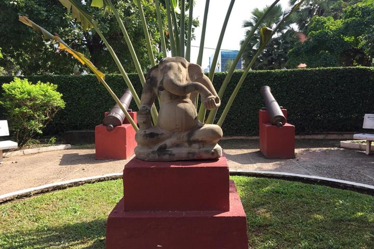una estatua de un elefante sentado en una plataforma roja