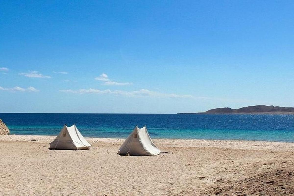 dva šotora na plaži ob oceanu