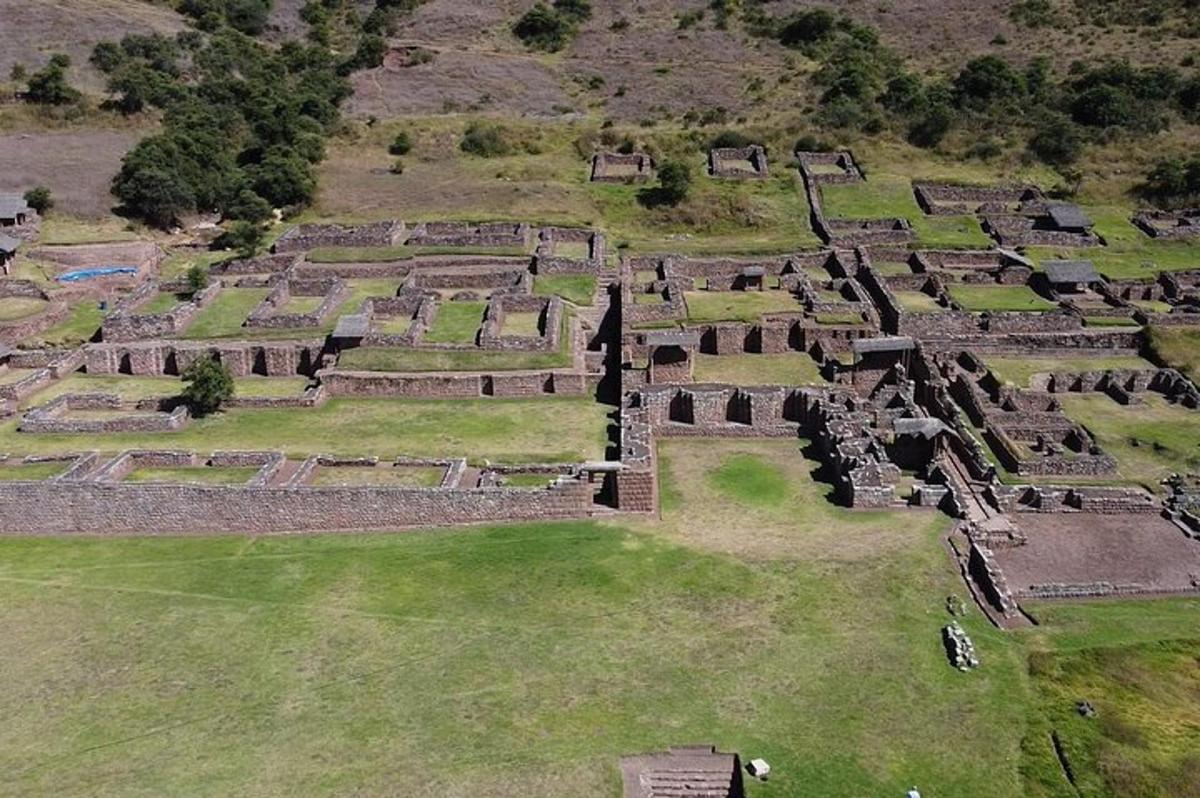 una vista aerea di un antico anfiteatro