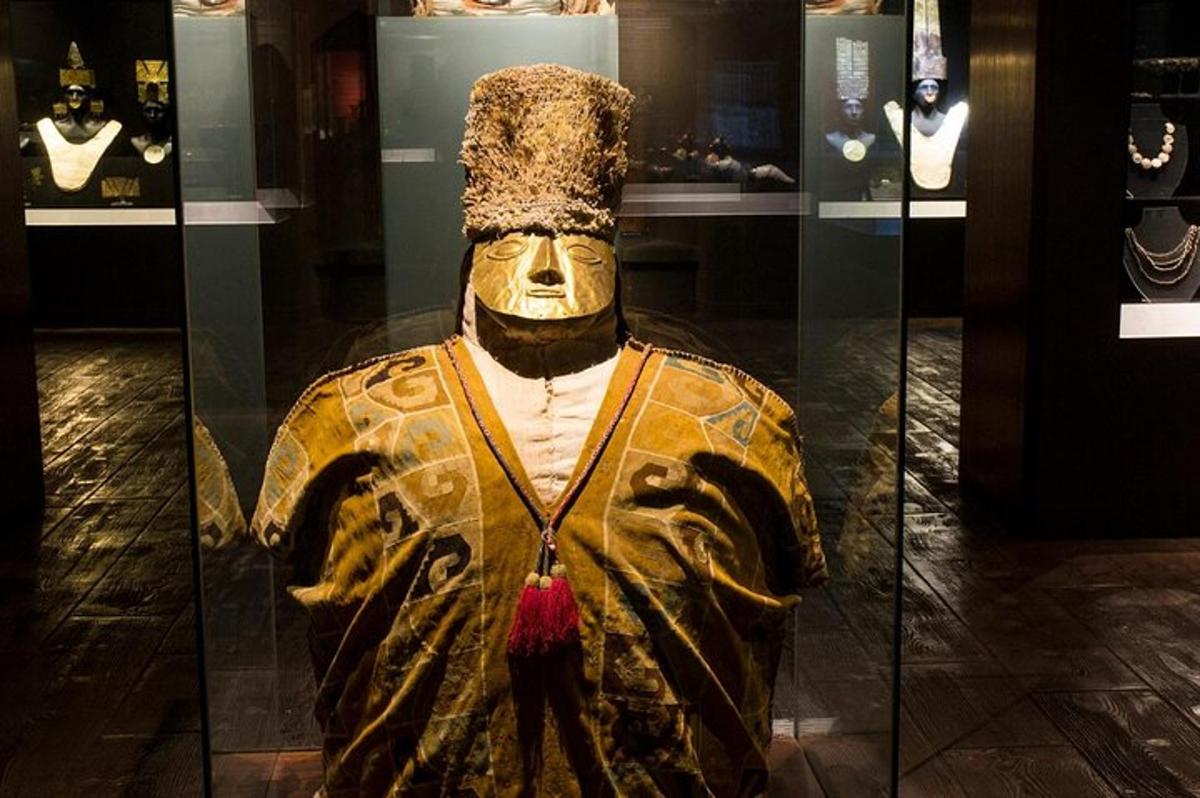 una statua di un uomo in una teca di vetro in un museo