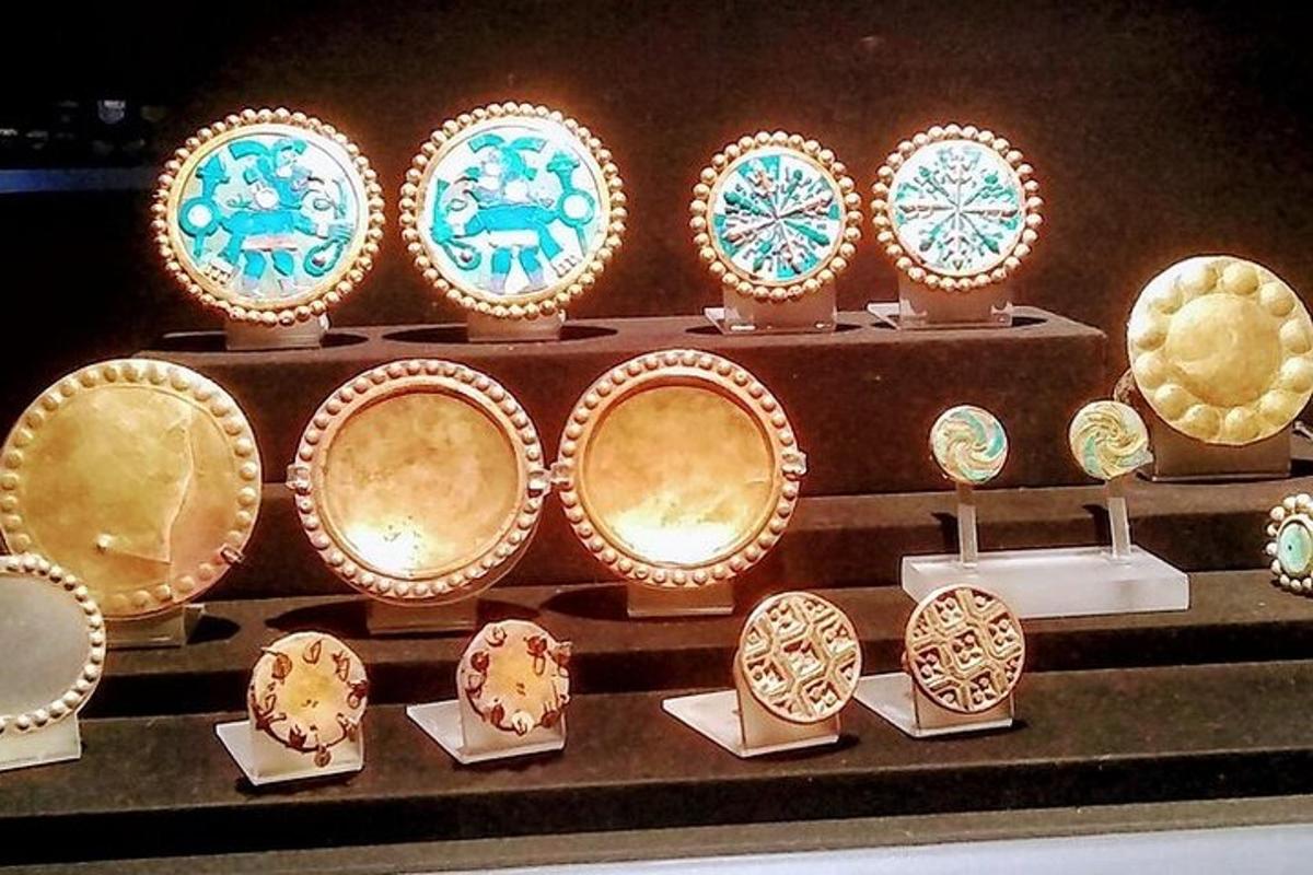 una mostra di diversi tipi di orologi su uno scaffale