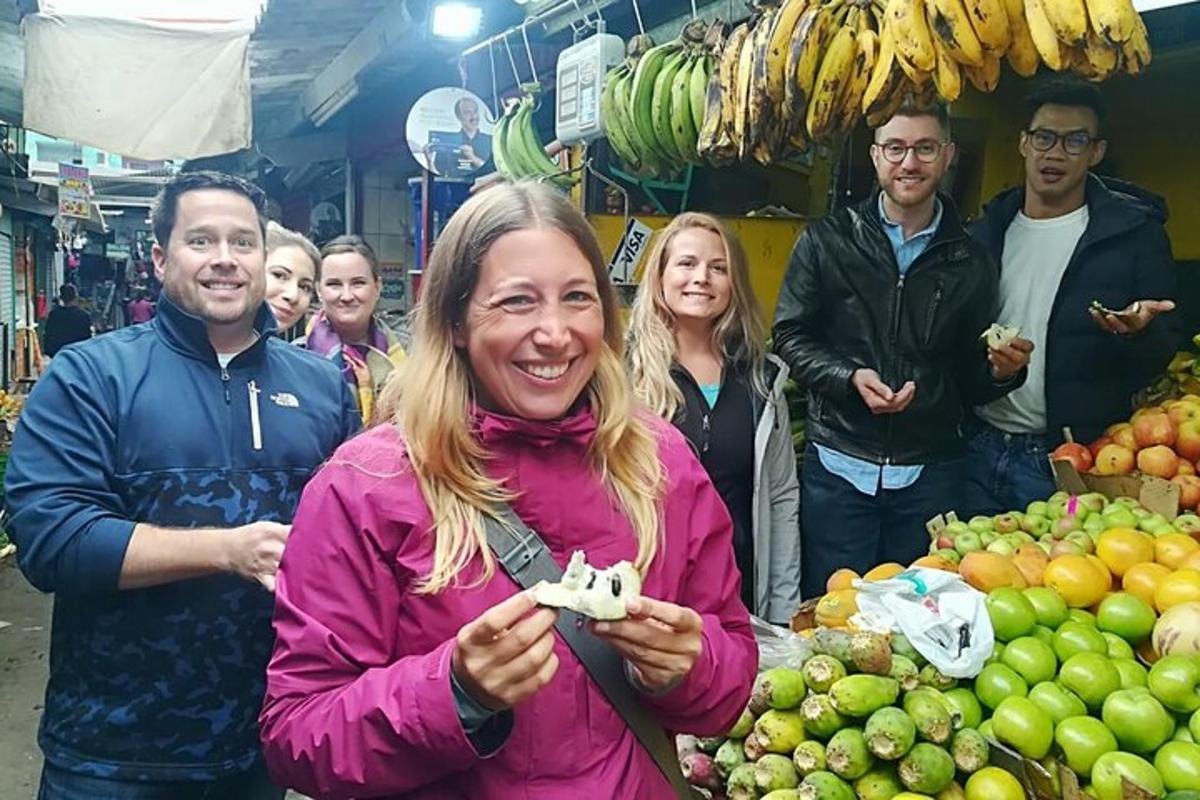 skupina lidí stojících na trhu s ovocem