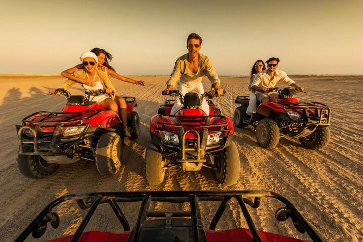 sekelompok orang mengendarai ATV di padang pasir