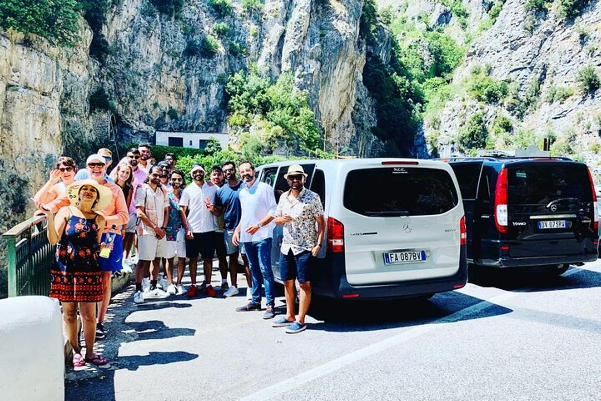 Μια ομάδα ανθρώπων στέκεται δίπλα σε ένα βαν