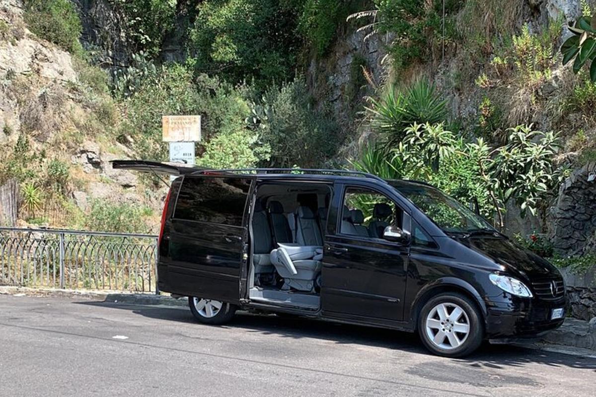 Ένα μαύρο βαν με την πόρτα του ανοιχτή σε έναν δρόμο