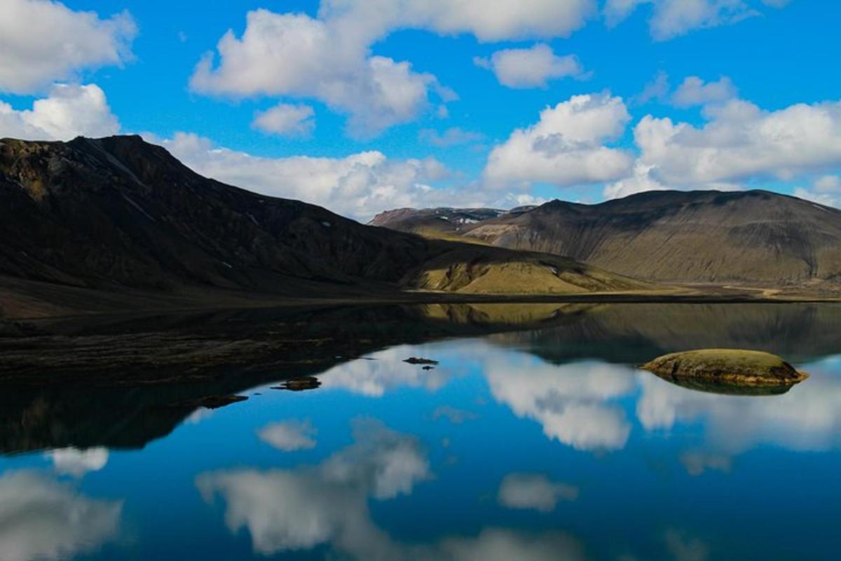 pantulan gunung dalam badan air