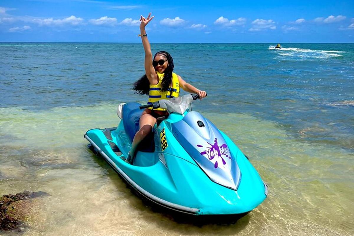 egy nő jetskizik a vízben