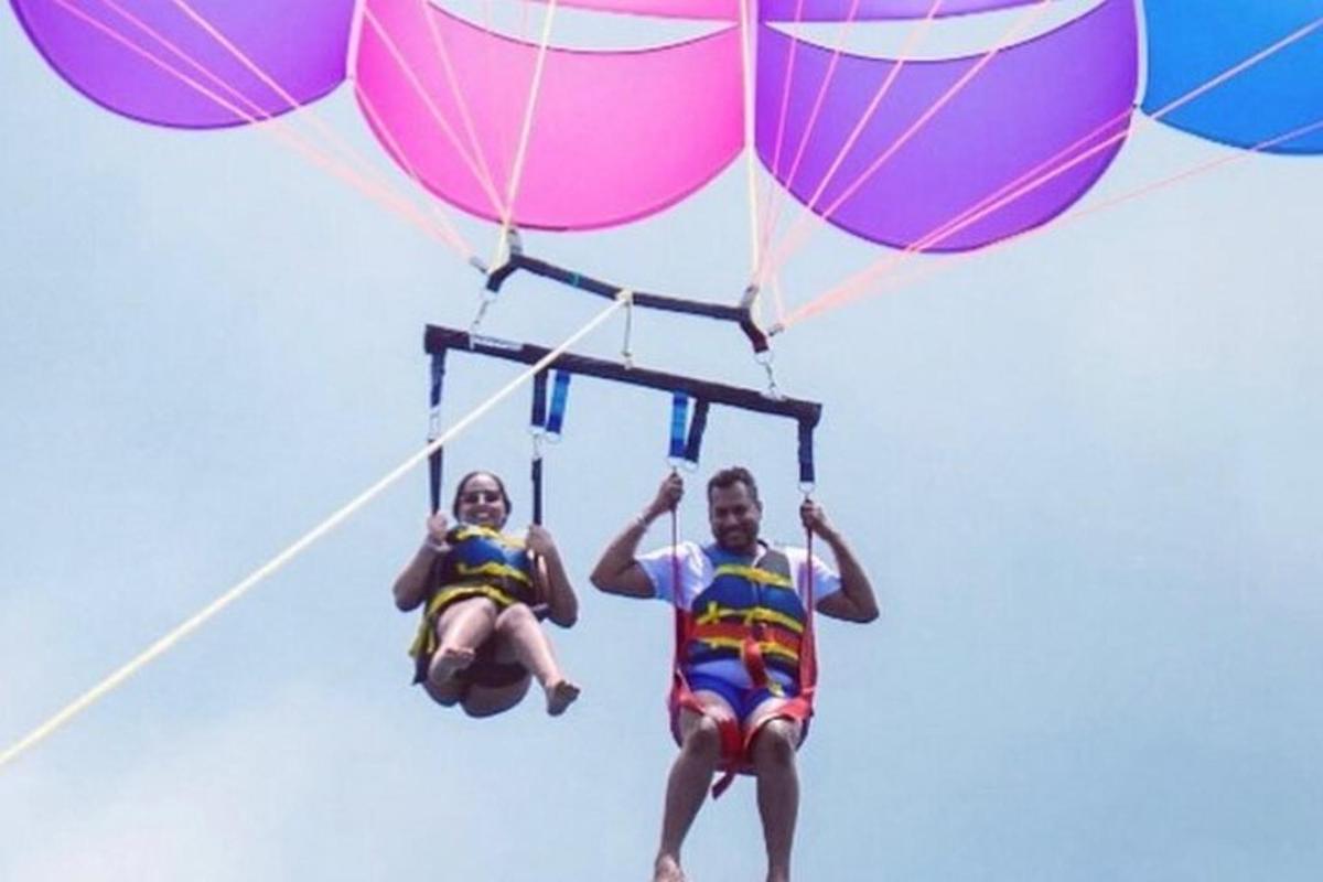 két ember repül egy hőlégballonban