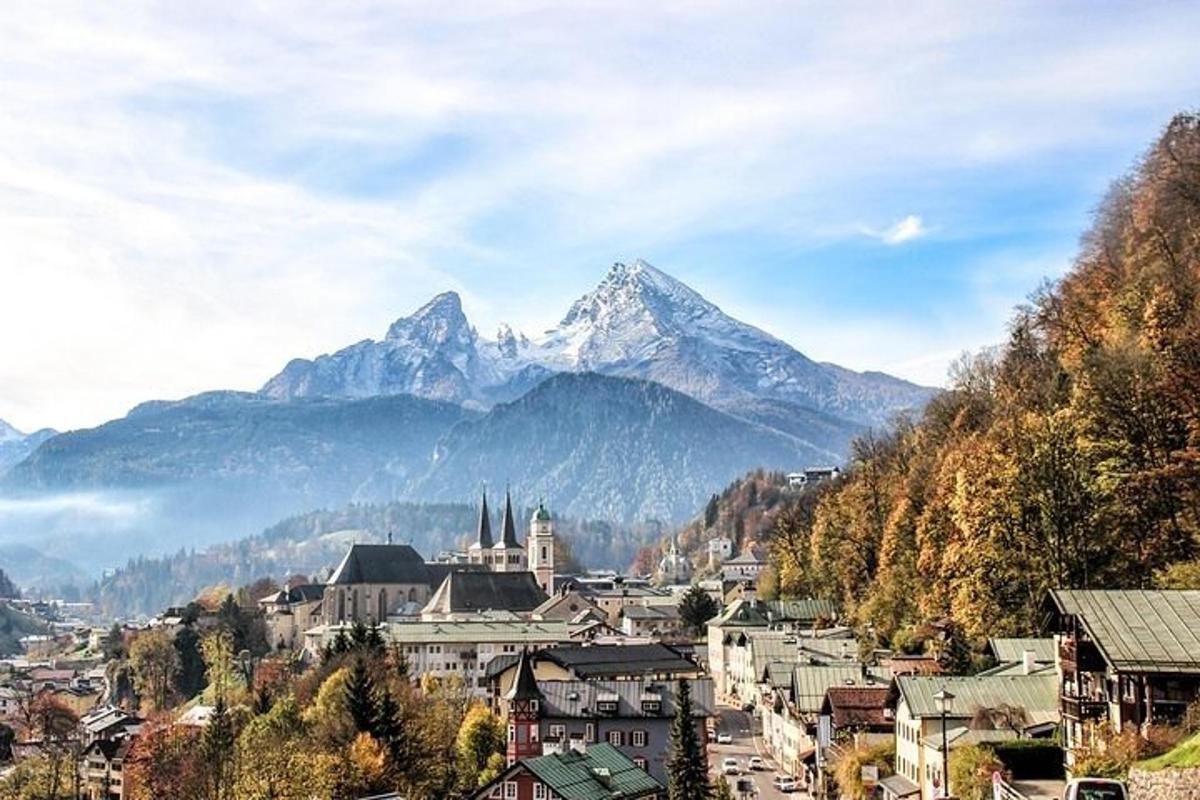 ein Blick auf eine Stadt mit Bergen im Hintergrund