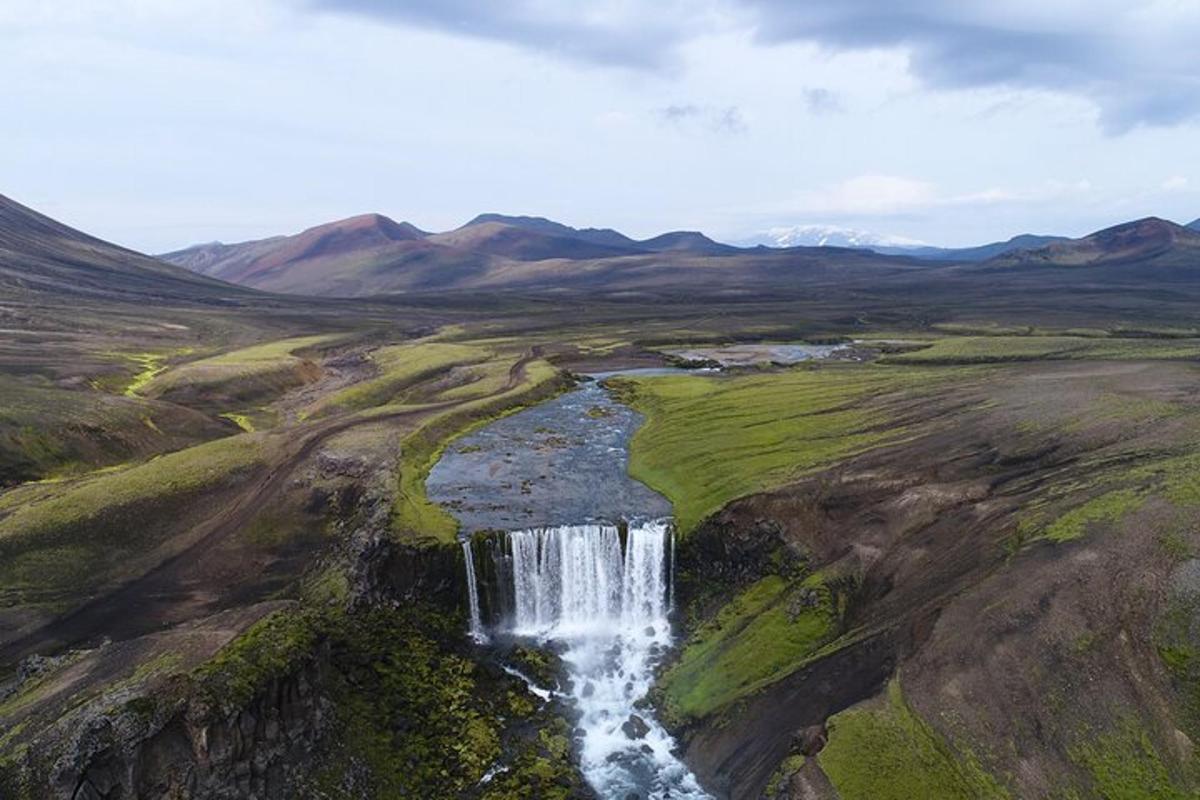 pemandangan udara air terjun di sisi gunung