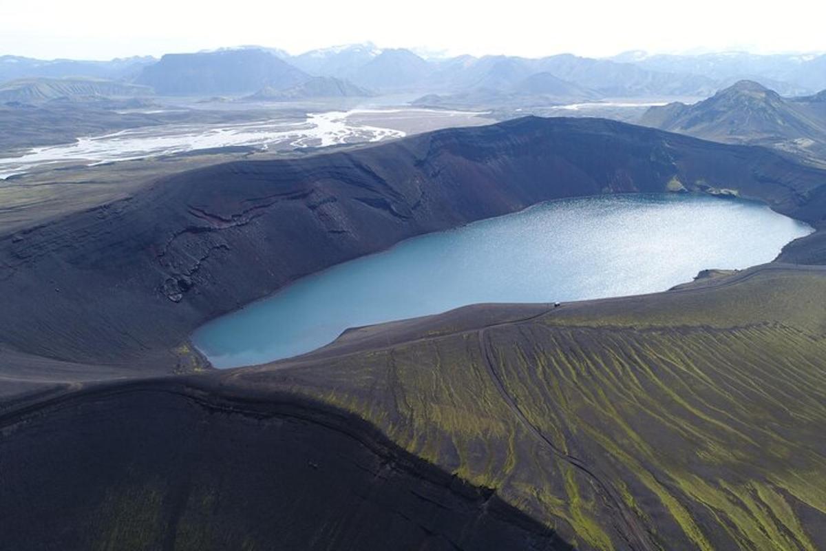 uma vista aérea de um lago no meio de uma montanha