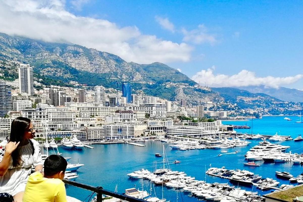 un home i una dona mirant un port amb vaixells