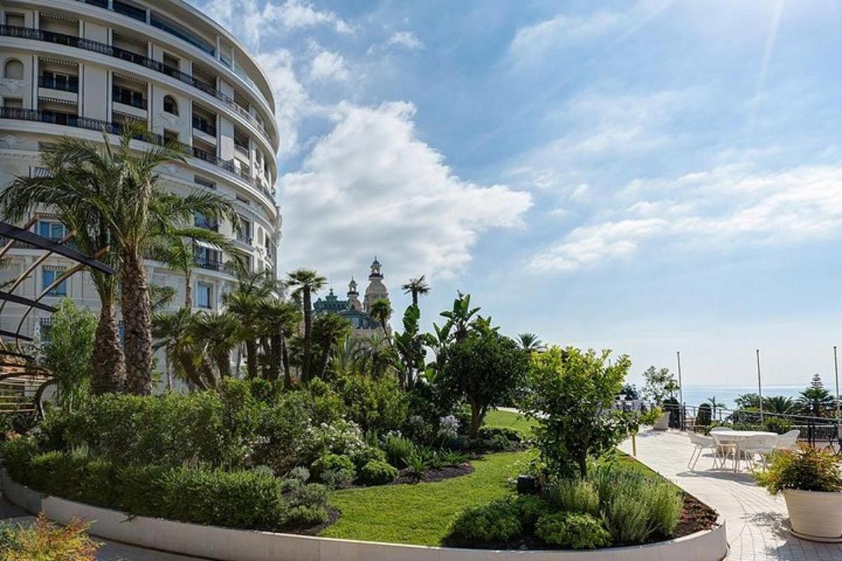 Un edificio con árboles y plantas en frente de un edificio.