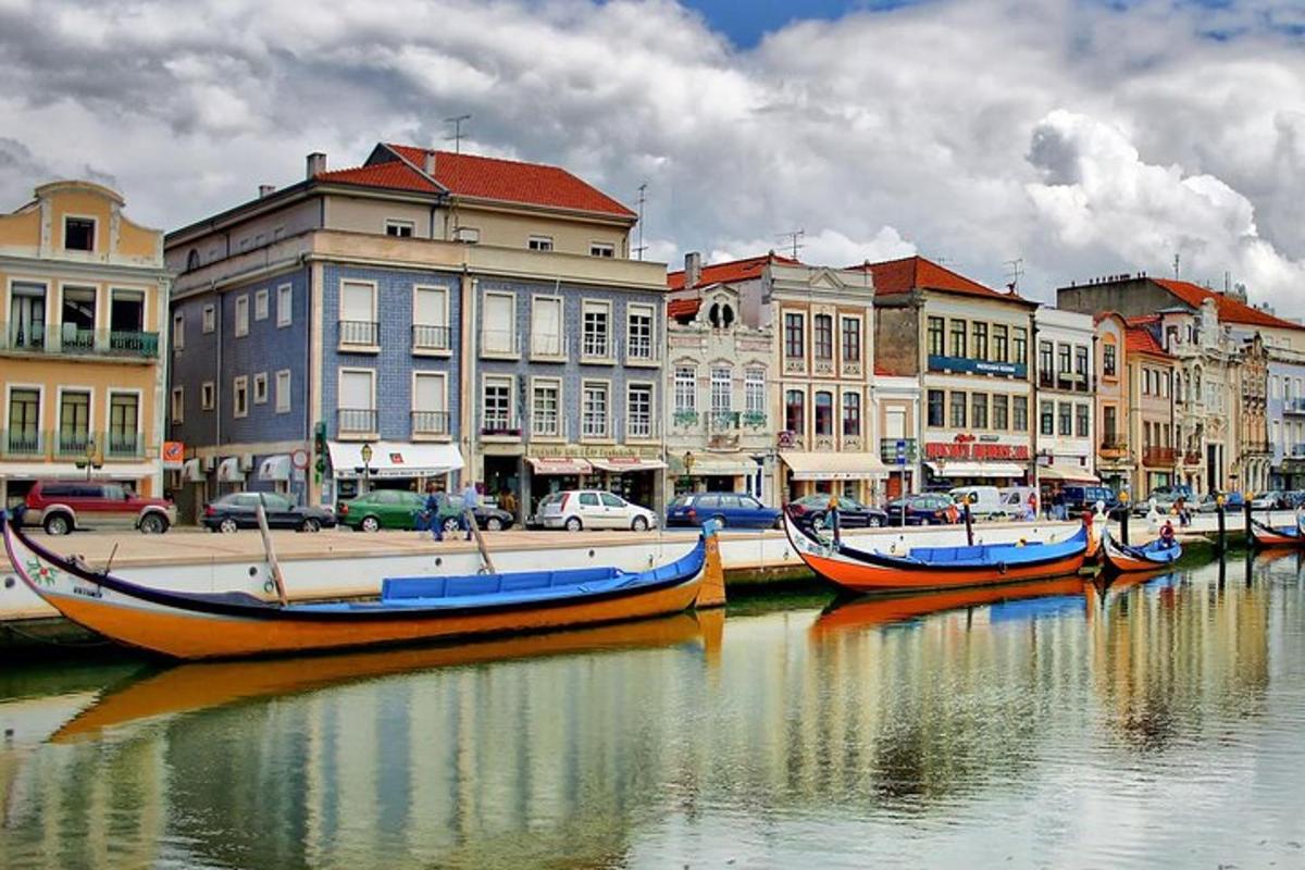 skupina lodí kotvících ve vodě vedle budov