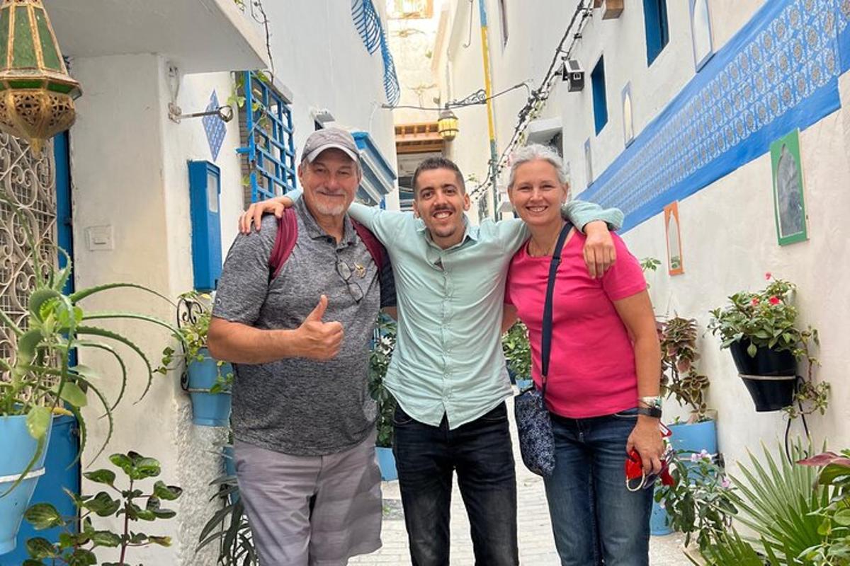 un uomo e una donna posano per una foto