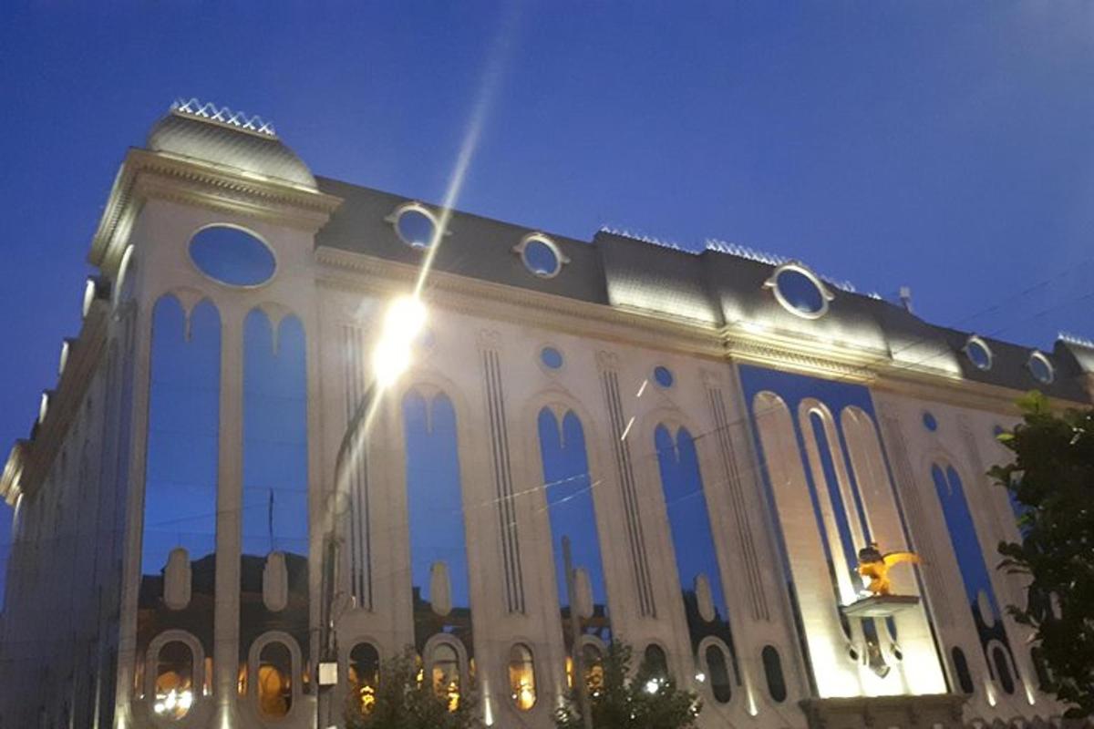 Un gran edificio está iluminado por la noche.