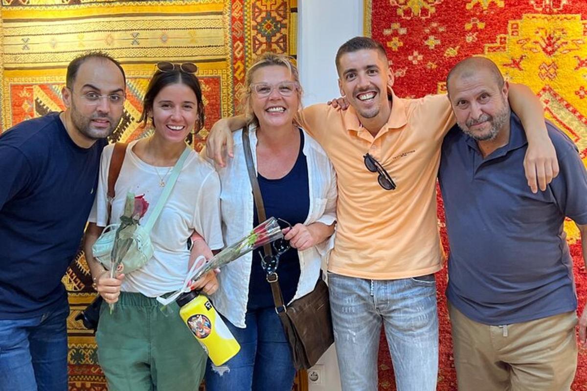 un gruppo di persone che posano per una foto