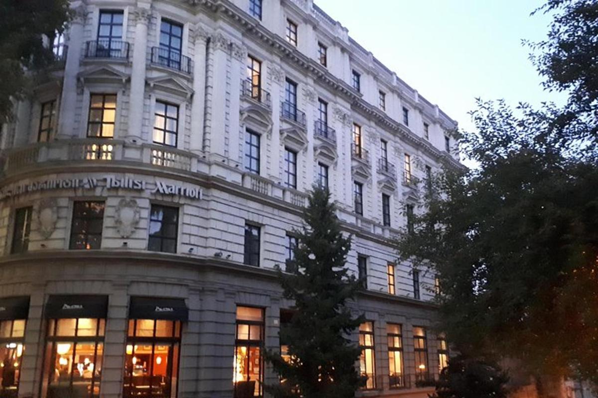 Un gran edificio blanco con un cartel en él.