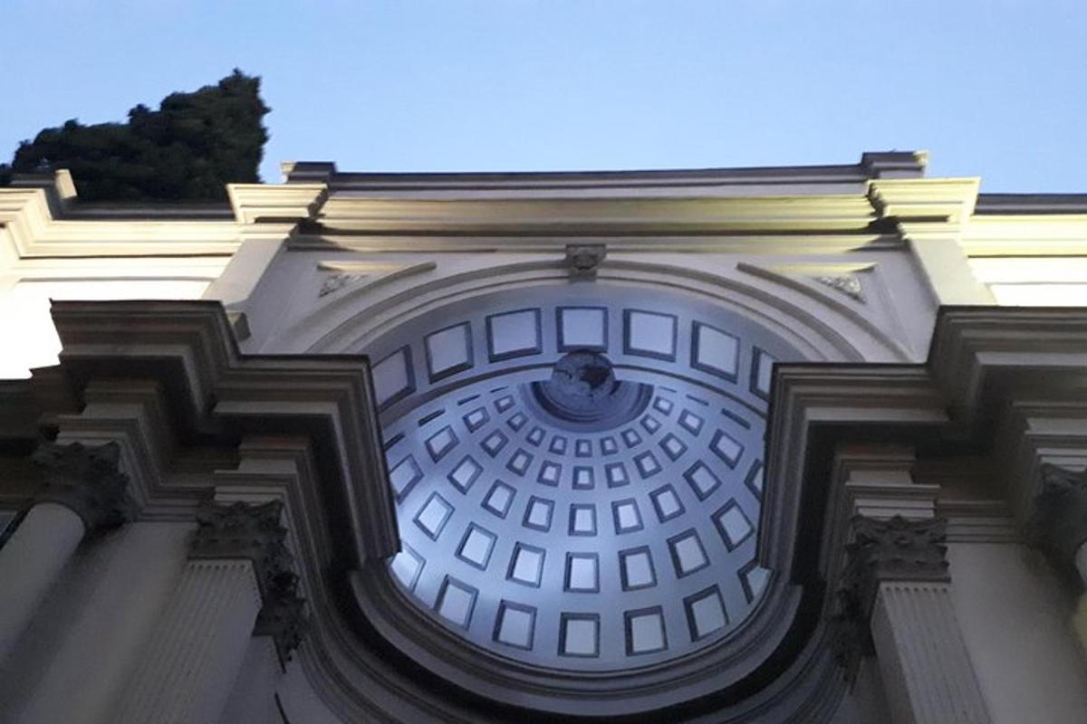 Un edificio con una ventana en la parte superior.