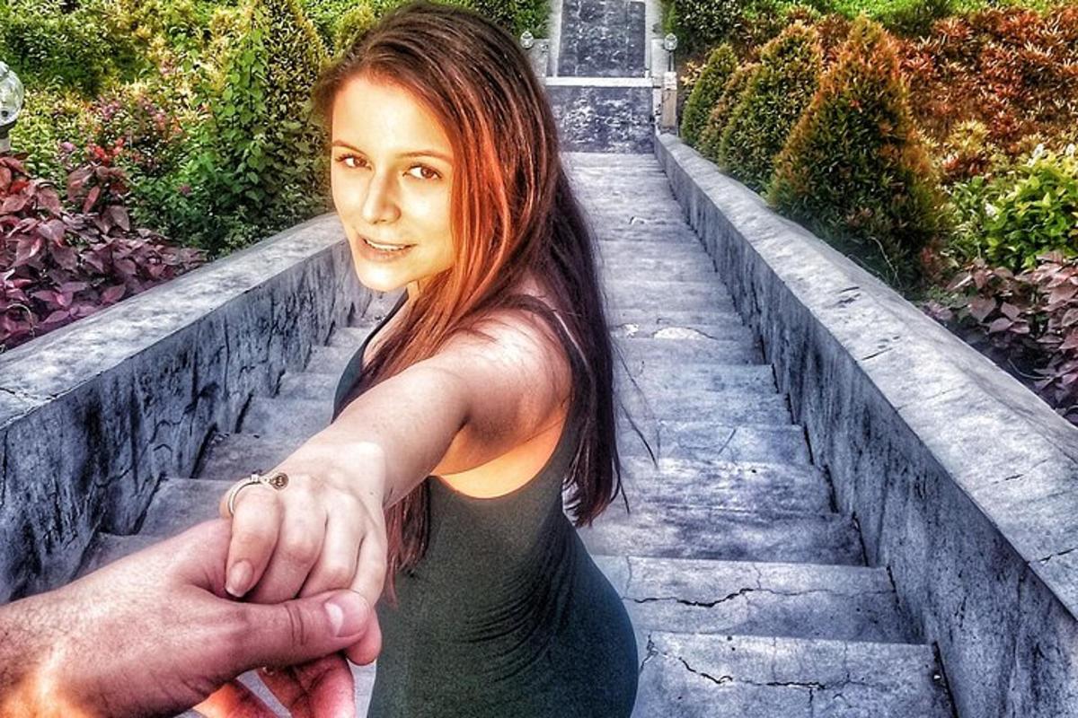 una mujer sosteniendo la mano de un hombre