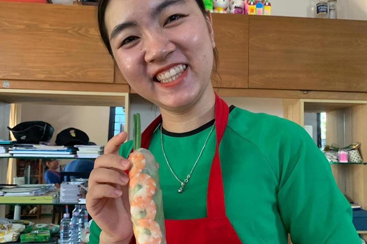 kobieta trzyma kawałek sushi