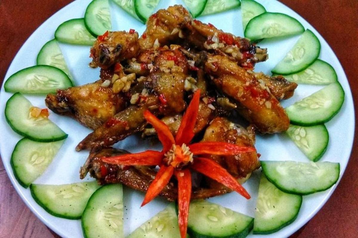 un plat de menjar amb cogombres i ales de pollastre