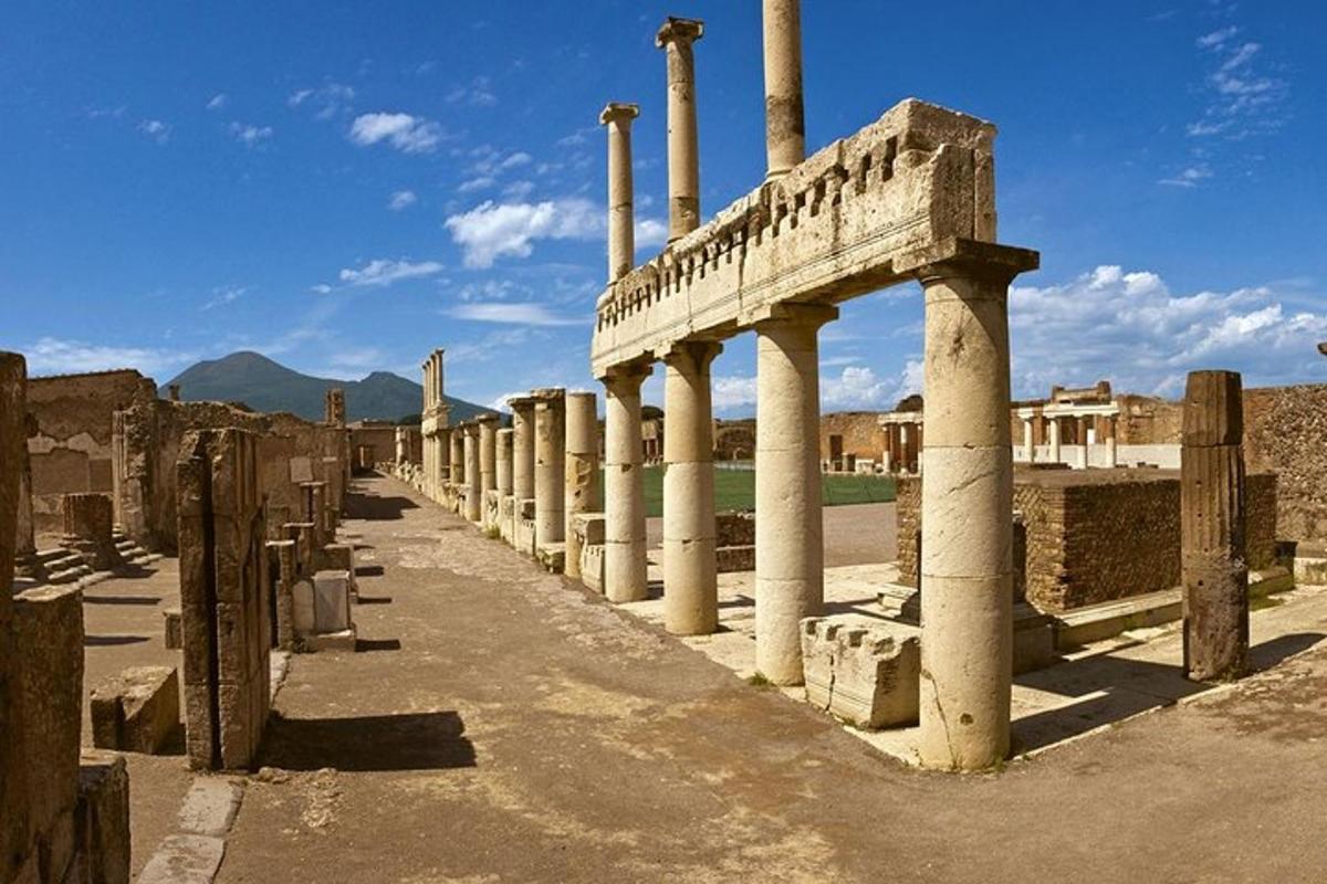 une rangée de colonnes dans les ruines d'un bâtiment