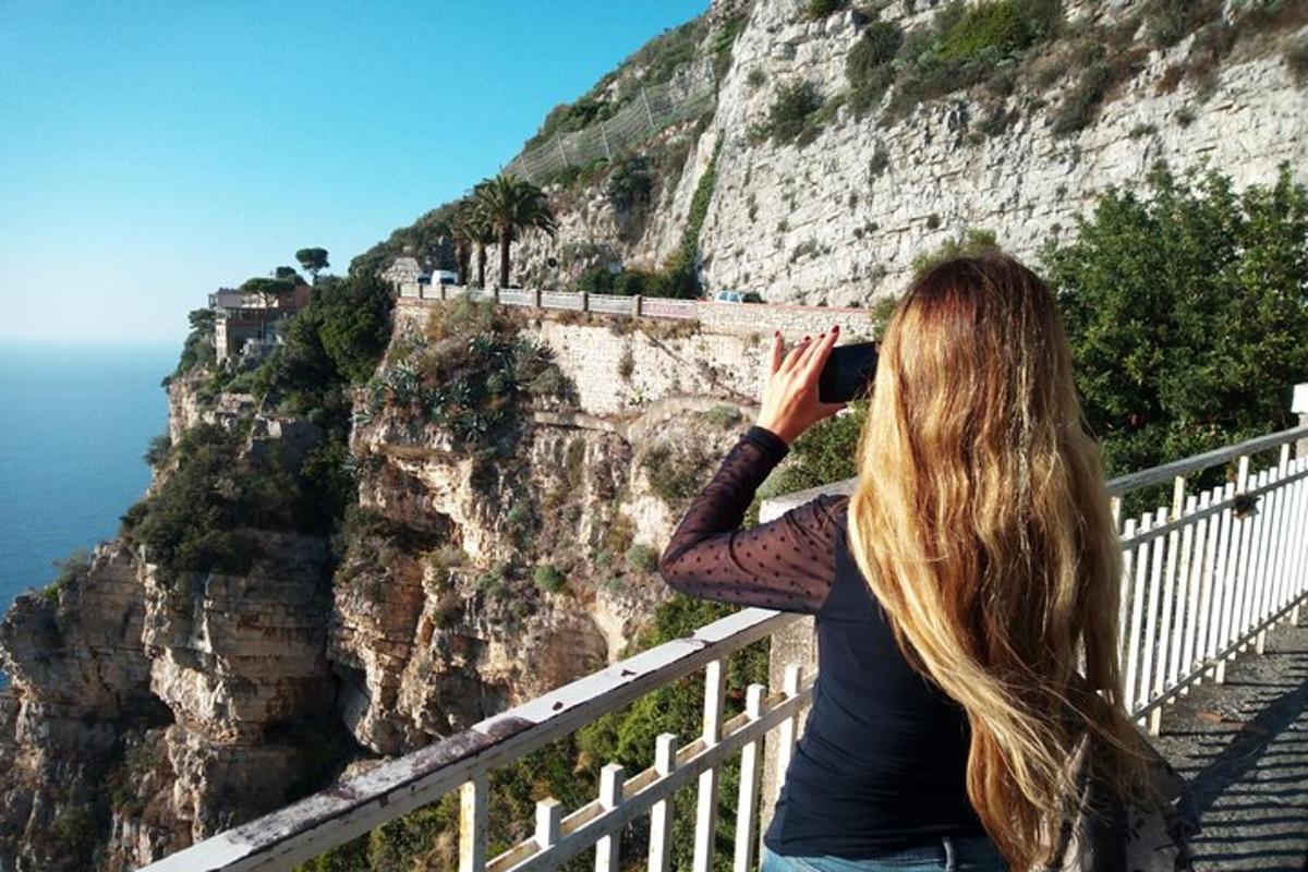 μια γυναίκα φωτογραφίζει ένα βουνό