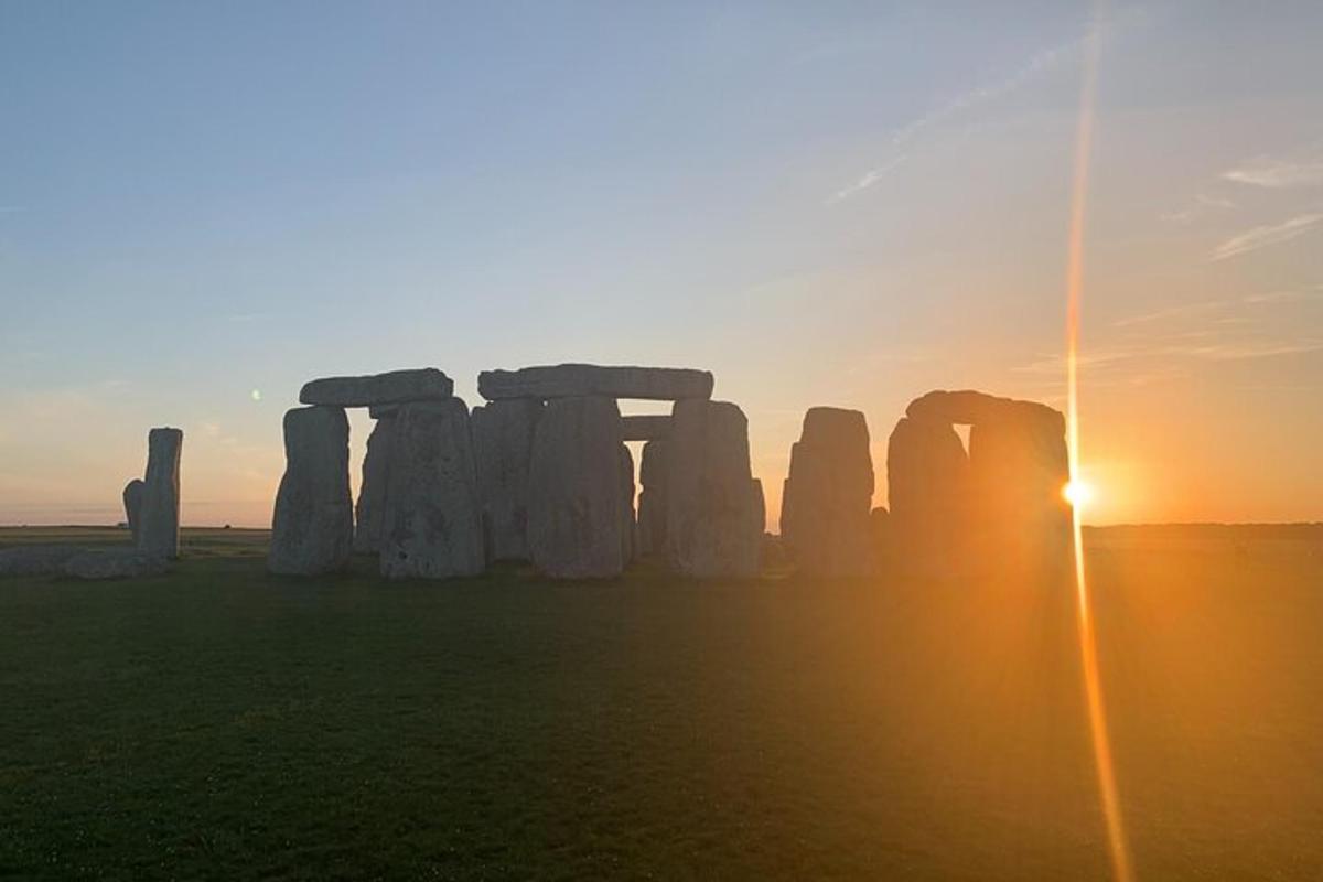 et bilde av Stonehenge ved solnedgang