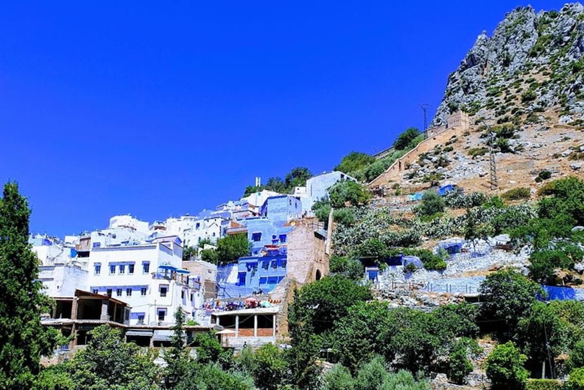 مجموعة من المباني الزرقاء على جانب الجبل