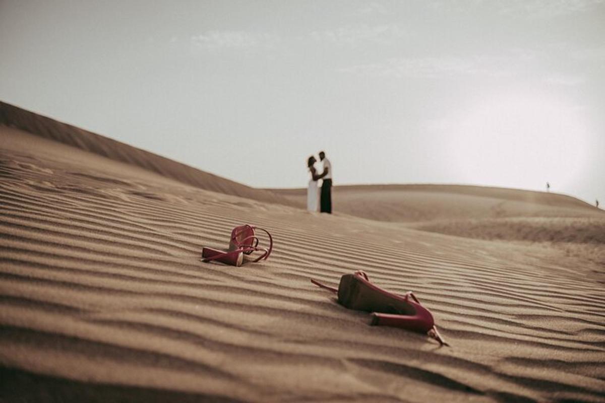Un par de personas paradas en un desierto