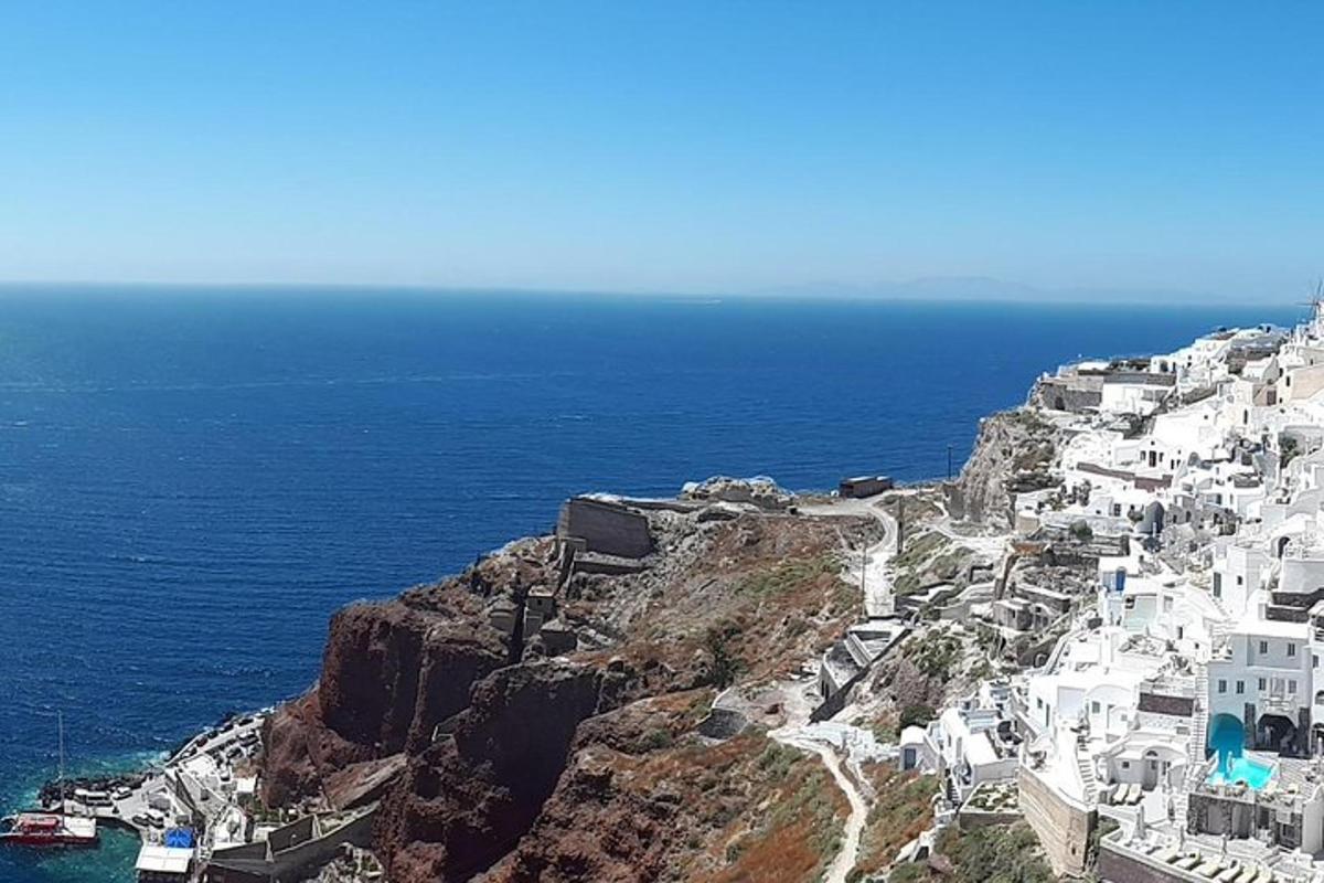 uma ilha com edifícios brancos e o oceano