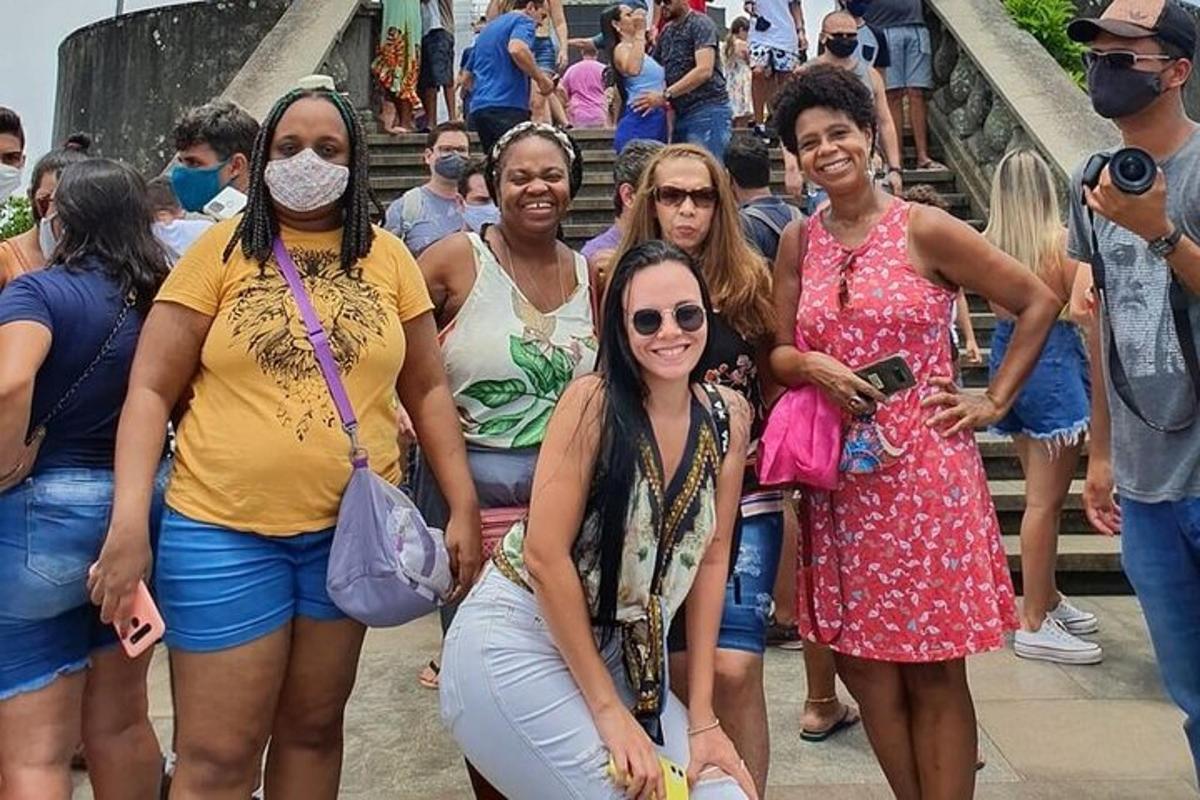 um grupo de mulheres está posando para uma foto