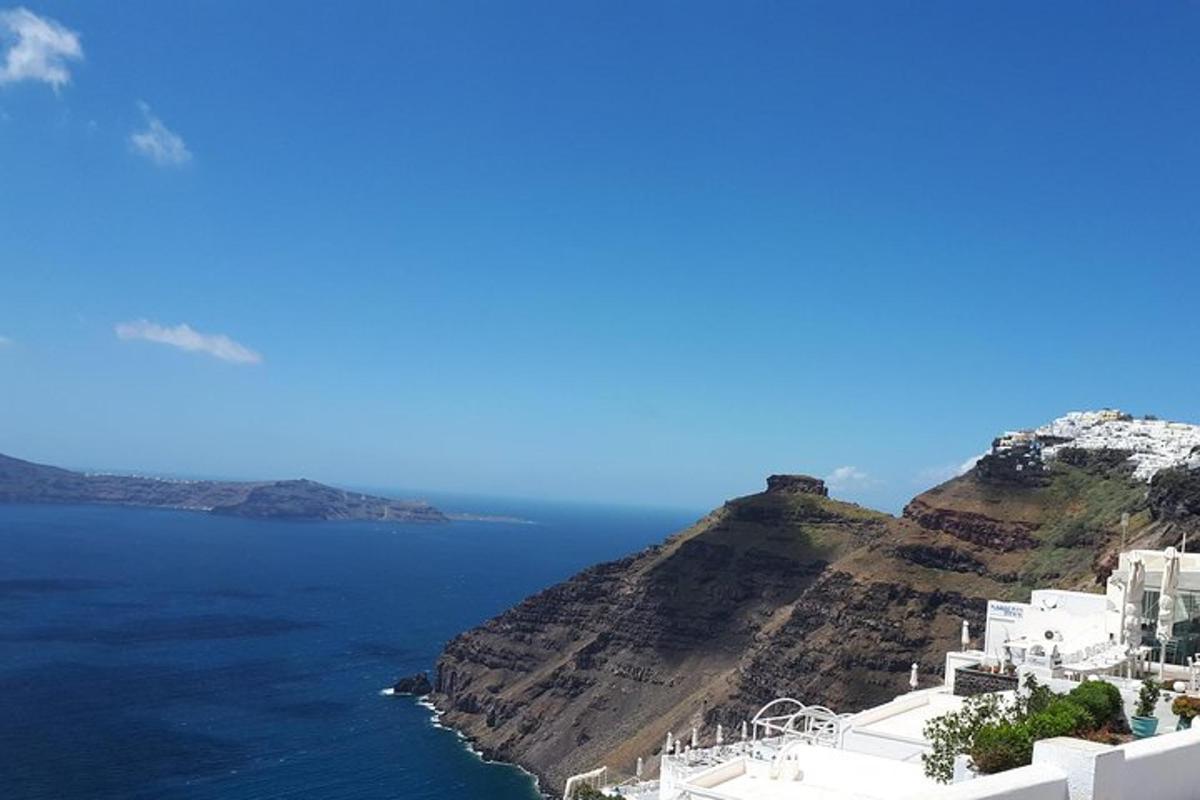 uma vista do oceano de um penhasco