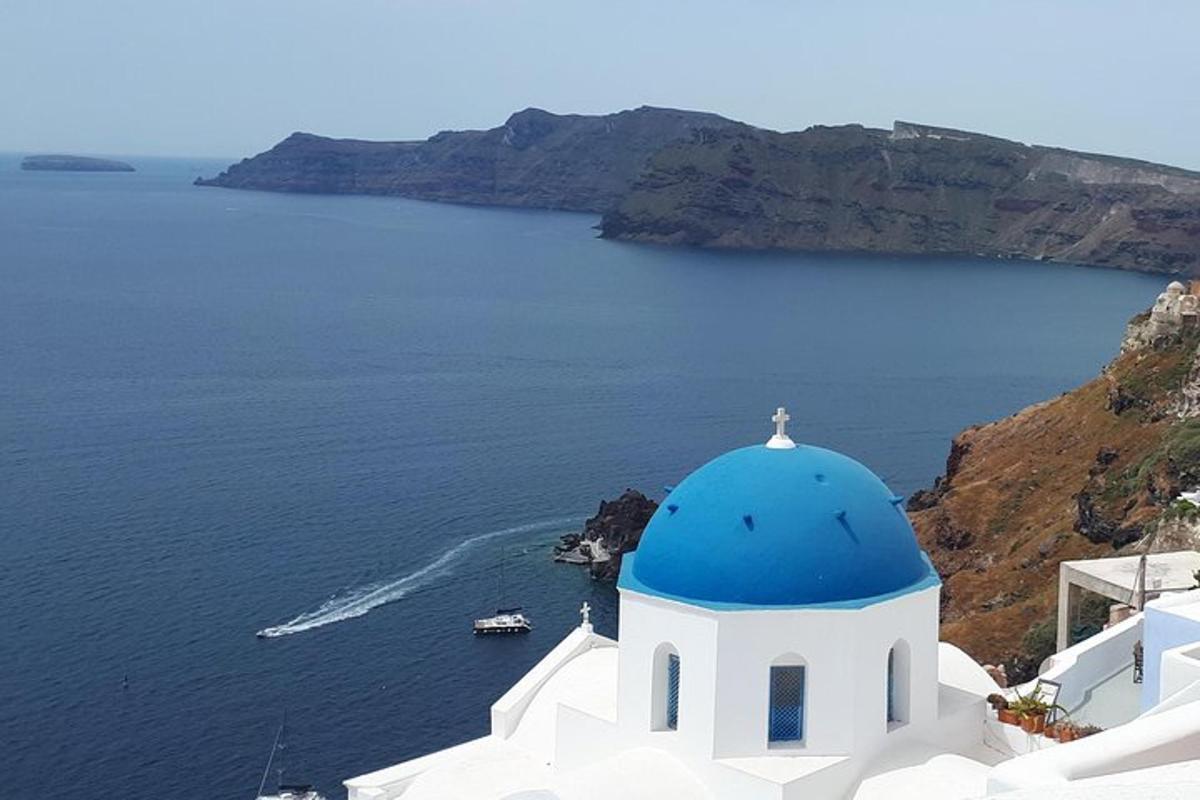 uma igreja com uma cúpula azul no topo do oceano