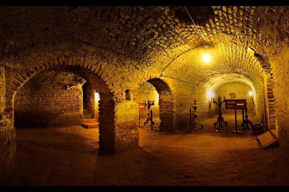 un vecchio tunnel di pietra con una luce al suo interno
