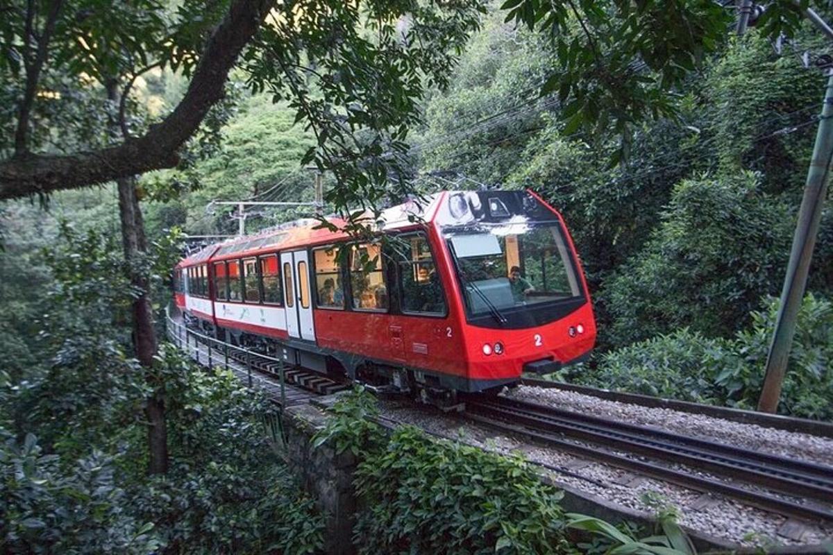 um trem vermelho e branco viajando pelos trilhos