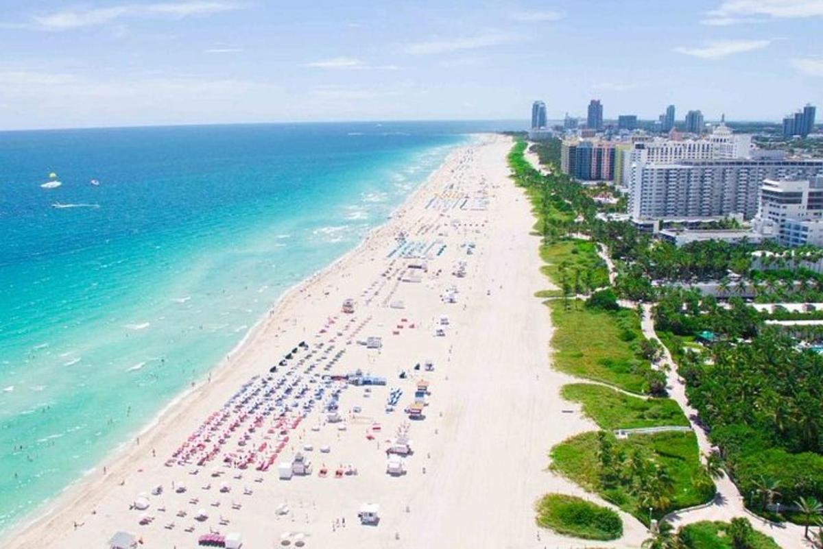 egy légi felvétel egy strandról napernyőkkel és az óceánnal
