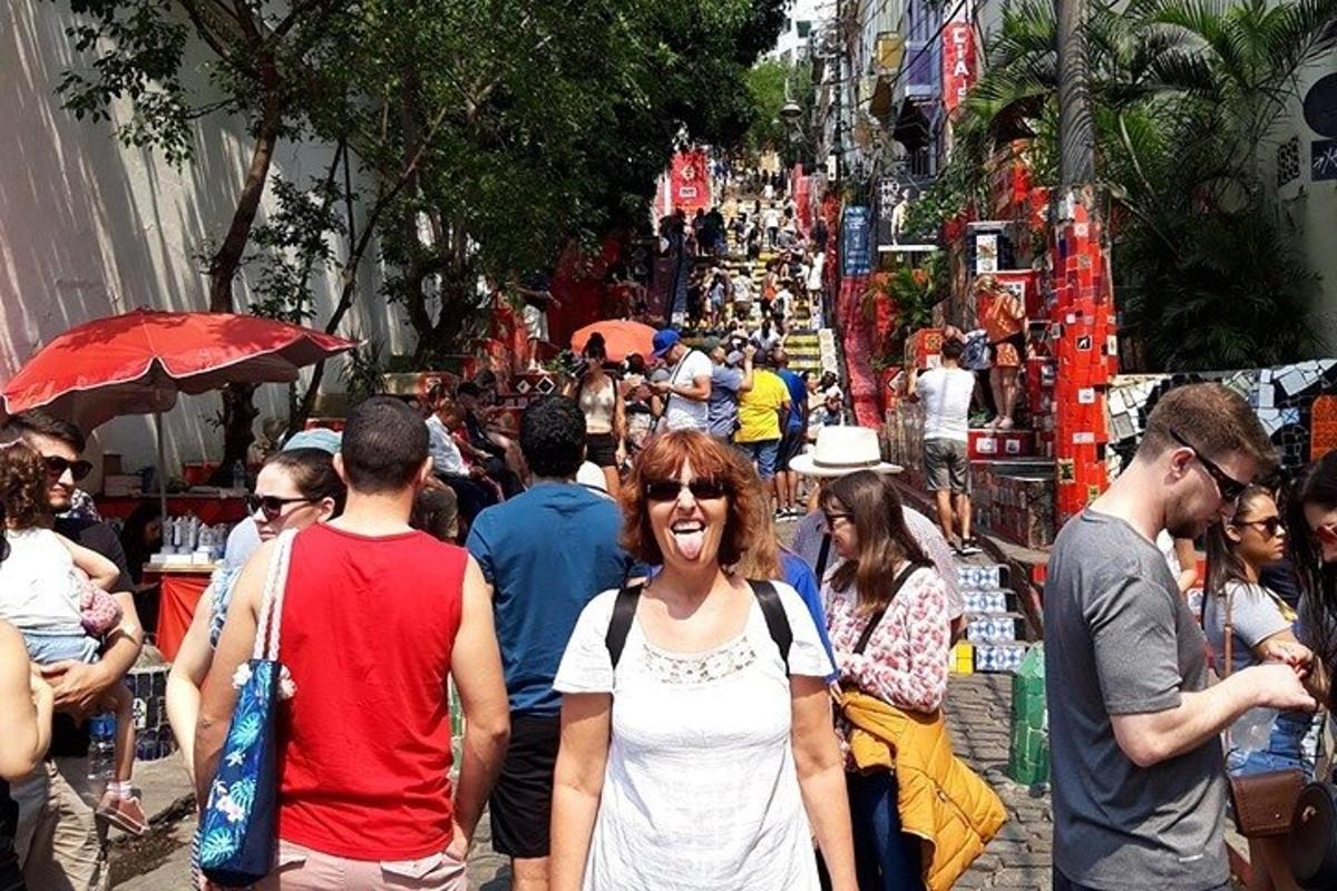 uma mulher caminhando por uma rua movimentada com uma multidão de pessoas